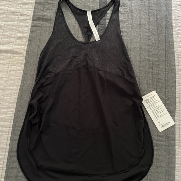 Lululemon Twist and Train tank. Size 6 - Picture 6 of 7